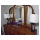 Dresser with mirror. As shown. CASH ON SITE ONLY. PICKUP IS TUESDAY MAY 19TH FROM 11 AM TO 4 PM. REGARDLESS WHAT THE SCHEDULE STATES.