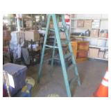 (FD) 6 Ft Aluminum Step Ladder Pain...