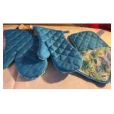 Tapestry throw & NOS home collection oven mitt and pot holders
