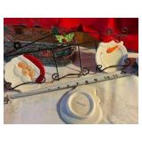 Misc vintage Christmas platter, basket & wall hanging