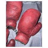 Lot of vintage red boxing gloves “dare shade”