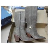 Universal Thread size 6 Suede Boots...