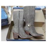 Universal Thread size 6 Suede Boots...