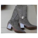 Universal Thread size 8 Suede Boots...