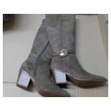 Universal Thread size 8 Suede Boots...
