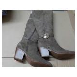 Universal Thread size 8 Suede Boots...