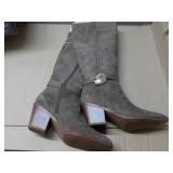 Universal Thread size 8 Suede Boots...