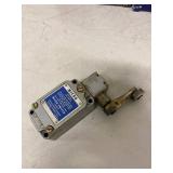 Vintage Micro Switch Honeywell Precision Switches Boxed Lot w/ 2 Loose