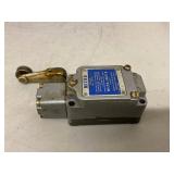 Vintage Micro Switch Honeywell Precision Switches Boxed Lot w/ 2 Loose