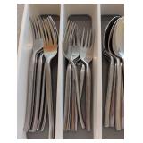 International 18/10 Stainless Flatware Set With Steak Knives