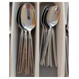International 18/10 Stainless Flatware Set With Steak Knives