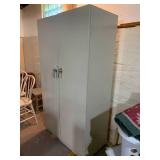 Metal cabinet, with keys; cabinet o...