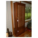 Gun cabinet, with key...