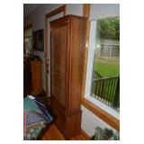 Gun cabinet, with key...