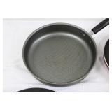 Mixed Lot: 5 Frying Pans, 1 Lid, 1 Pot