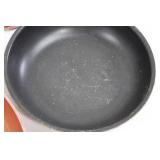 Mixed Lot: 5 Frying Pans, 1 Lid, 1 Pot