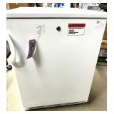 MSRP $1,500 Fisher Scientific 97-920-1 Undercounter Laboratory Refrigerator, Compact Medical & Research Storage Unit, Locking Door(No key - replace can be bought online), Commercial Lab Refrigerat