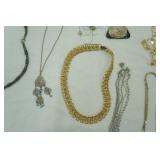 Jewelry Lot: Fashion Jewelry Necklaces