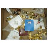Jewelry Lot: fashion jewelry pins and brooches