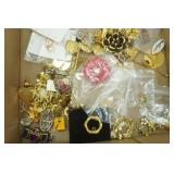 Jewelry Lot: fashion jewelry pins and brooches