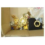 Jewelry Lot: fashion jewelry pins and brooches