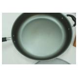 Kitchenware Lot: Teflon Frying pan w/lid and grease screen, pizza pan, steak knives, cooling racks and more