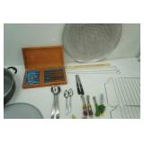 Kitchenware Lot: Teflon Frying pan w/lid and grease screen, pizza pan, steak knives, cooling racks and more