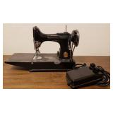 Vintage Singer Featherweight Sewing Machine w/Case