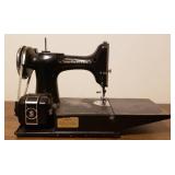 Vintage Singer Featherweight Sewing Machine w/Case