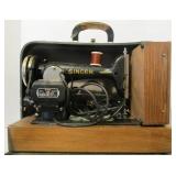 Vintage SINGER Featherweight Sewing Machine w/Case