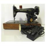 Vintage SINGER Featherweight Sewing Machine w/Case