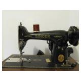 Vintage SINGER Featherweight Sewing Machine w/Case