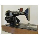 Vintage SINGER Featherweight Sewing Machine w/Case