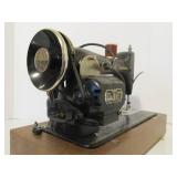 Vintage SINGER Featherweight Sewing Machine w/Case