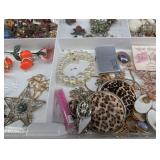 Mixed Lot: Costume Jewelry