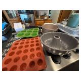 Assorted Bakeware Lot Metal Glass Silicone Pans Dishes Kitchen Set