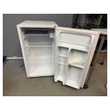 GE SMR03VASWW 115 Volt Refrigerator (Tested Working) 17 3/4x 19 /4 32