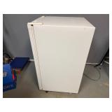 GE SMR03VASWW 115 Volt Refrigerator (Tested Working) 17 3/4x 19 /4 32