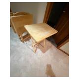 Wood Folding TV trays (Lot of 4) with stand