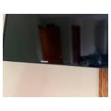 Samsung 32 in Flat Screen TV Black Wall Mountable See Photos