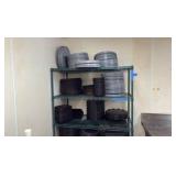 Pizza pan separators and pizza pans