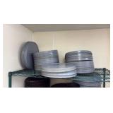 Pizza pan separators and pizza pans