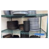 Pizza pan separators and pizza pans