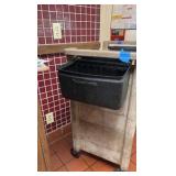 Rubbermaid Industrial Rolling Cart