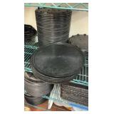 Pizza pan separators and pizza pans