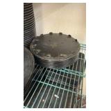 Pizza pan separators and pizza pans