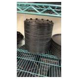 Pizza pan separators and pizza pans