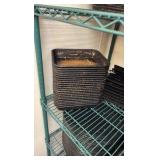 Pizza pan separators and pizza pans