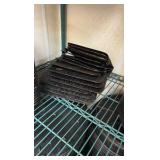 Pizza pan separators and pizza pans