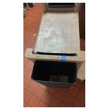 Rubbermaid Industrial Rolling Cart